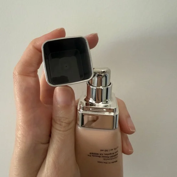 Merit uniform tinted mineral sunscreen - Picture 3 of 7